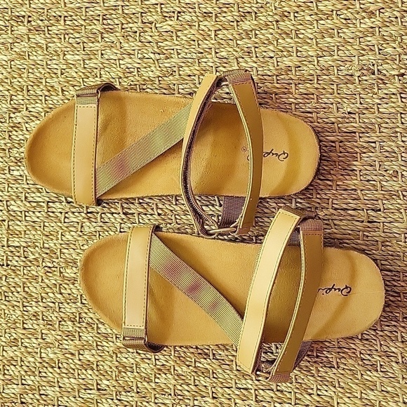 QUPID tan strap sandals in great condition.  Cork bed. Size is 6.5. - Picture 2 of 8